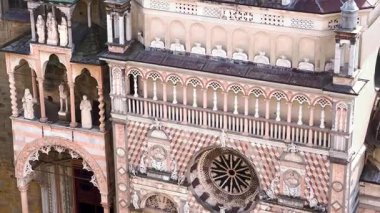 Büyük kubbesi ve uzun çan kulesi olan Santa Maria Maggiore Bazilikası 'ndan Capella Colleoni ve Red Lion Gate' in (Porta dei Leoni Rossi) dikey manzarası.