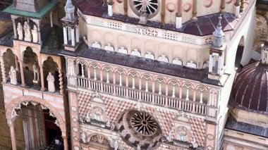 Ortaçağ heykeltraşı Capella Colleoni 'nin dikey manzarası ve zengin dekore edilmiş Santa Maria Maggiore Bazilikası, Bergamo, İtalya