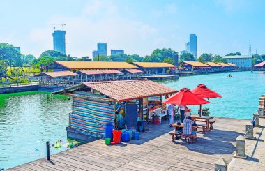 Beira Gölü kıyısındaki Pettah Yüzen Pazarı 'ndaki küçük açık hava kafe dinlenmek için mükemmel bir yer, Colombo, Sri Lanka