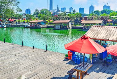 Beira Gölü kıyısındaki Pettah Yüzen Pazarı 'nda sıcak öğle vakti yerel kafede dinlenme ya da tekne gezisi, Colombo, Sri Lanka