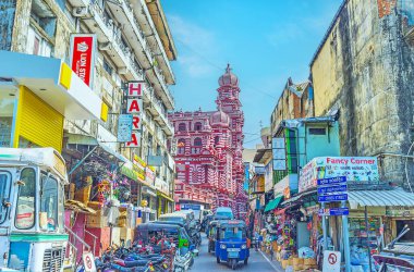 Colombo, Sri Lanka - 7 Aralık 2016: kuleleri ve 7 Aralık Colombo içinde çok sayıda tuk tuks ve ahırda Pettah pazarının dar sokak arkasında bulunan kubbeleri cami-ül-Alfar Camii (kırmızı Mescidi),.