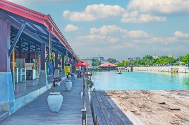 Beira Gölü 'ndeki Pettah Yüzen Pazarı yerel üretim, Colombo ve Sri Lanka' dan farklı eşyalar ve el yapımı eşyalar sunuyor.