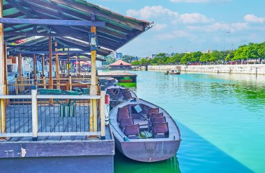 Demirli gemiler Pettah Suüstü Pazarı Beira göl kenarında bankada ilginç bir yolculuk, Colombo, Sri Lanka yapmak turistler için bekleyin.
