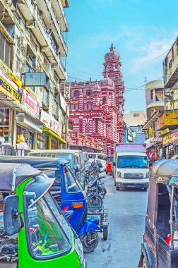 Colombo, Sri Lanka - 7 Aralık 2016: yoğun trafik ile doğal Binası cami-ül-Alfar cami (kırmızı Mescidi) 7 Aralık Colombo içinde arka planda Pettah pazarının dar sokakta.