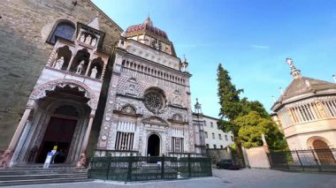 Heykeltraş edilmiş Baptistery, Capella Colleoni, Santa Maria Maggiore Bazilikası ve İtalya 'nın Bergamo Katedrali' nin anıtsal ortaçağ Piazza Duomo (Katedral Meydanı) Panoraması