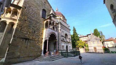 Piazza Duomo 'lu Panorama Santa Maria Mggiore Bazilikası ile Kızıl Aslanlar Kapısı, olağanüstü heykel Capella Colleoni, Baptistery ve Palazzo della Ragione, Bergamo, İtalya