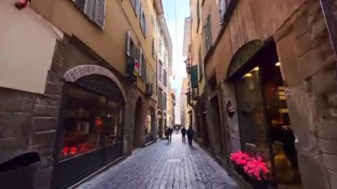 Dar Via Bartolomeo Colleoni boyunca yürü, tarihi evler, küçük restoranlar ve dükkanlarla dolu, Piazza Vecchia 'ya çıkar Palazzo Nuovo, Palazzo della Podesta ve Palazzo della Ragione, Bergamo, İtalya