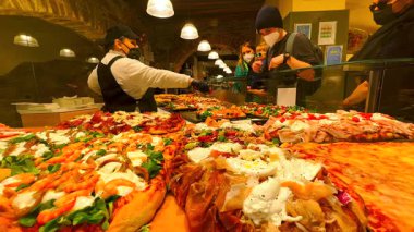 Domates, prosciutto, mozzarella, fesleğen, ançüez, zeytin ve İtalya 'nın Bergamo Alta meyhanesindeki diğer malzemelerle kaplı geniş bir Focaccia çeşidi.