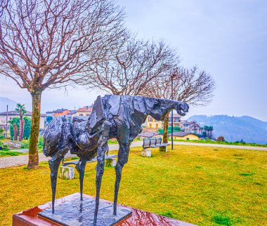 COMANO, SWitzERLAND - 15 Mart 2022: 15 Mart 'ta İsviçre' nin Comano kentinde Nag Arnoldi tarafından yapılan sayısız modern bronz at heykellerinden biri.