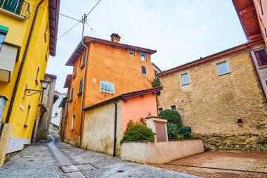 Komano köyünün tarihi merkezindeki Strada di Camper Caddesi 'ndeki tarihi yerleşim evleri, Ticino, İsviçre
