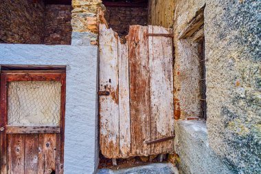 Küçük ahşap döküntü, İsviçre 'nin Komano köyünde terk edilmiş bir evin kapılarını mahvetti.