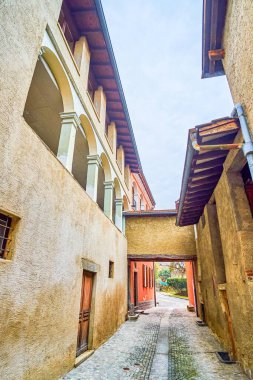 İsviçre 'nin eski Comano köyünde büyüleyici bir geçit var.