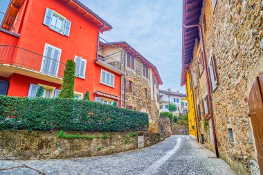 Komano, Ticino, İsviçre 'deki renkli konutların panoraması