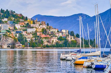 Lugano Gölü 'ne demirlemiş yatların arkasında Monte Bre, Lugano, İsviçre