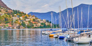 Lugano 'nun marinasında demirli yelkenlilerin Panorama' sı Monte Bre Mount, Lugano, İsviçre