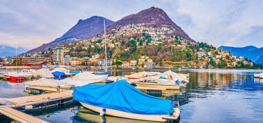 Lugano Gölü 'ndeki resim marinası Monte Bre, Lugano, Ticito, İsviçre' nin dağ silueti.