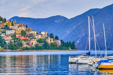 Lugano Gölü 'ndeki resim marinası Monte Bre, Lugano, Ticito, İsviçre' nin dağ silueti.