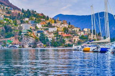 Lugano Gölü 'ne demirlemiş yatların arkasında Monte Bre, Lugano, İsviçre