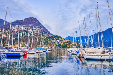 Lugano Gölü 'ne demirlemiş yatların arkasında Monte Bre, Lugano, İsviçre