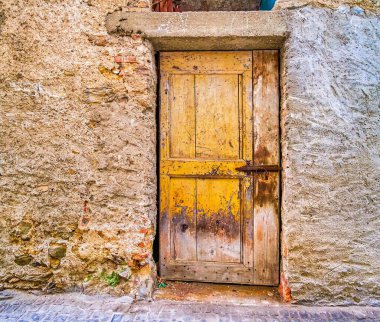 Sessiz Avrupa sokak manzarası eski bir ev ve eski bir kapı, Komano, Ticino, İsviçre