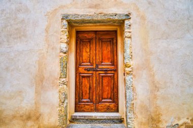 Tarihi bir konut olan Komano, Ticino, İsviçre 'nin yaşlanmış girişi ve dokulu cephesi