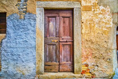 Sessiz Avrupa sokak manzarası eski bir ev ve eski bir kapı, Komano, Ticino, İsviçre