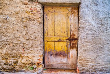 Tarihi bir konut olan Komano, Ticino, İsviçre 'nin yaşlanmış girişi ve dokulu cephesi