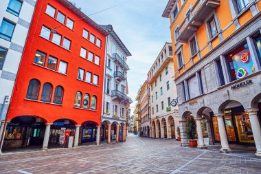 LUGANO, SWitzERLAND - 15 Mart 2022: Eski Lugano 'da lüks dükkanları olan ünlü Via Nassa Caddesi, 15 Mart' ta İsviçre 'nin Lugano kentinde