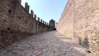 Castlegrande kalesinin savunma iç duvarları arasındaki yol, Bellinzona, İsviçre