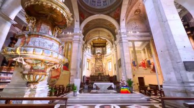 St. Peter ve St. Stephen Kolej Kilisesi 'nin panoramik iç mekanı süslü minber, fresk kasa, zengin dekore edilmiş dua salonu, Bellinzona, Ticino, İsviçre
