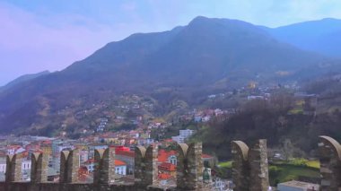 Sisli Alp yamaçlarının panoramik manzarası, Castelgrande kalesinin siperleri, Bellinzona, Montebello ve Sasso Corbaro kaleleri, Ticino, İsviçre