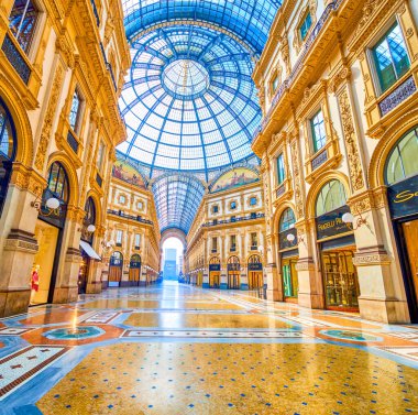 MILAN, ITALY - 5 Nisan 2022: 5 Nisan 'da İtalya' nın Milano kentinde, Galleria Vittorio Emanuele II.