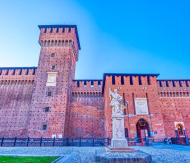 MILAN, ITALY - 5 Nisan 2022: San Giovanni Nepomuceno heykeli ve Bona di Savoia kulesiyle Sforza Kalesi 'nin duvarları, 5 Nisan' da İtalya 'nın Milano kentinde