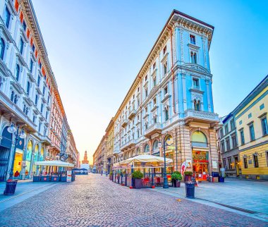 MILAN, ITALY - 5 Nisan 2022: Ünlü alışveriş caddesi Via Dante, 5 Nisan 'da İtalya' nın Milano kentinde sayısız açık pencereli muhteşem dekoratif binalara sahiptir.