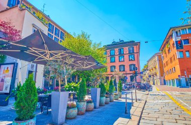 MILAN, ITALY - 5 Nisan 2022: 5 Nisan 'da İtalya' nın Milano kentinde San Marco Meydanı 'ndaki restoranın hoş açık terası