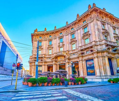 MILAN, ITALY - 5 Nisan 2022: Palazzo Broggi 'nin büyük kıvrımlı cephesi, Palazzo delle Poste olarak da bilinir, 5 Nisan' da İtalya 'nın Milano kentinde yer almaktadır.