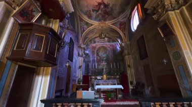 San Vigilio Kilisesi dua salonu freskleri, sıva süslemeleri, oyulmuş ahşap kürsü ve manzaralı kubbe, Gandria, Ticino, İsviçre