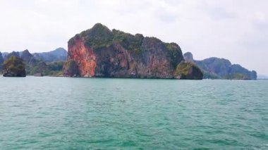 Andaman Denizi gezisi sırasında, Ao Nang, Tayland Railay Yarımadası 'nın manzaralı kayalık manzarasının tadını çıkarın.