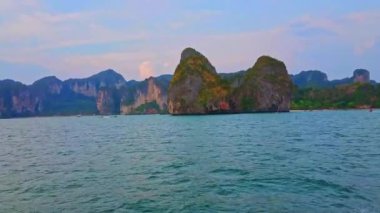 Küçük kayalık adalar ve Railay Sahili, Ao Nang, Krabi, Tayland