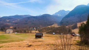 Mogno köyünün dağ vadisindeki kurak bahar otlağının manzarası Val Lavizzara, Vallemaggia, Ticino, İsviçre