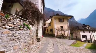 Prato Sornico 'nun ortaçağ caddesinde küçük evler ve eski Santi Sebastiano e Fabiano Kilisesi (San Sebastiano ve San Fabiano), Val Lavizzara, Vallemaggia, Ticino, İsviçre