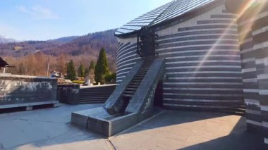 Modern San Giovanni Battista Kilisesi Mogno dağ köyünün önemli bir simgesidir, eşsiz mimarisi ile ünlüdür ve yerel gneiss, Val Lavizzara, Vallemaggia, Ticino, İsviçre