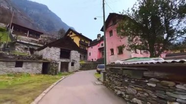 Prato Sornico 'nun ortaçağ caddesinde yürü, ortaçağ evlerini keşfet ve San Martino Kilisesi' ni uzun taş çan kulesiyle, Val Lavizzara, İsviçre