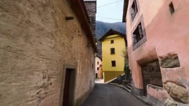 Prato Sornico 'nun küçük evleri ve Santi Sebastiano e Fabiano Kilisesi (San Sebastiano ve San Fabiano), Val Lavizzara, Vallemaggia, Ticino, İsviçre