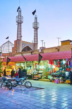: Kerman, Iran - 15 Ekim 2017: Güvenli Azakhane Hussainiya artış yukarıda 15 Ekim'de Kerman Ghadamgah Çarşı Mağazaları uzun boylu minarelerinin.
