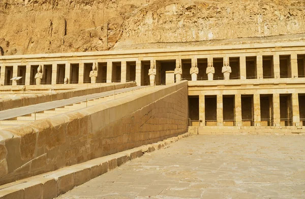 La colonnade du temple Hatchepsout — Photo