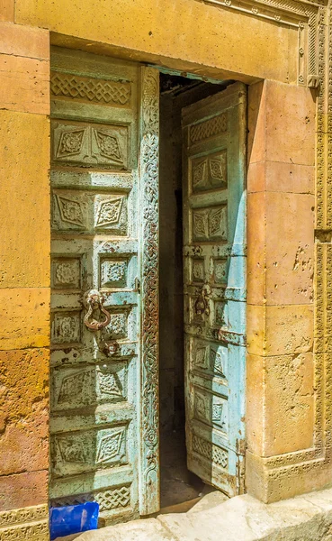 The old wooden door — Stock Photo, Image