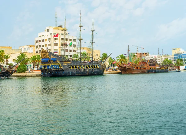 The old ships in modern city — Stock Photo, Image