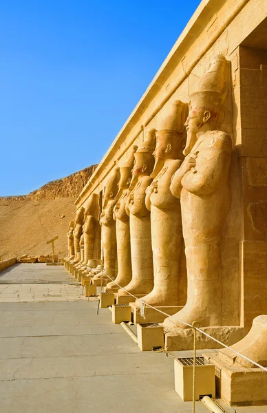 The monumental statues in Hatshepsut Temple — Stockfoto