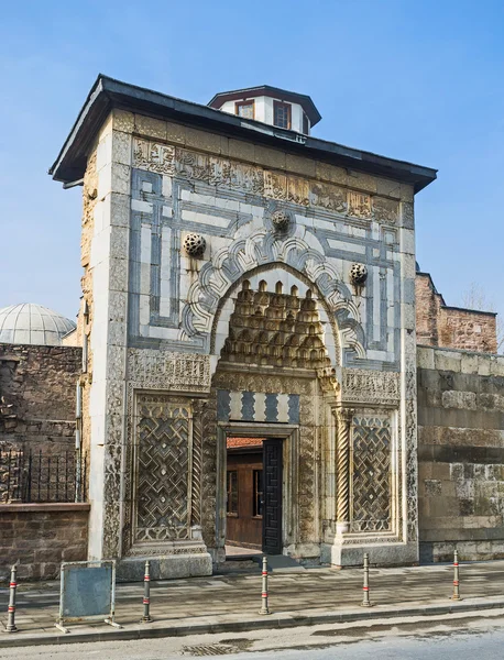 科尼亚 Karatay 伊斯兰学校的大门 — 图库照片